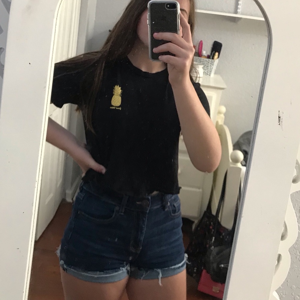 🌻 good vibes colorful pineapple black cropped tee